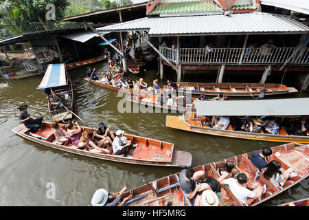 Intenso traffico in barca nei canali dei mercati galleggianti a Bangkok, in Thailandia Foto Stock