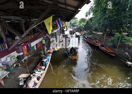 Intenso traffico in barca nei canali dei mercati galleggianti a Bangkok, in Thailandia Foto Stock