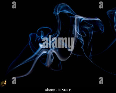 Il fumo su sfondo nero Foto Stock