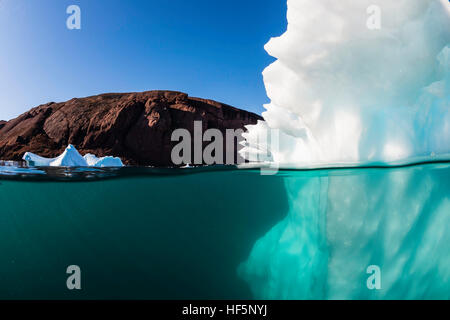 Vista subacquea di formazioni di iceberg tra i fiordi della Groenlandia orientale. Foto Stock