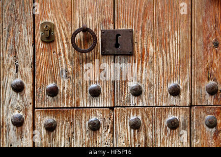 Foro per la chiave in un legno porta vecchia Foto Stock