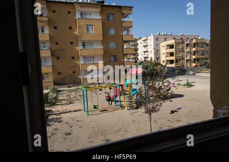 Turchia - Reyhanli - Smugglers' Town - 22/09/2015 - Turchia / Hatay / Reyhanli - Un ragazzo siriano rende lo swing in una città. Reyhanli, una piccola cittadina sulla frontiera siriana, è noto per la casa di un certo numero di mafie che tutto il traffico che proviene dalla Siria. - Chris Huby / Le Pictorium Foto Stock