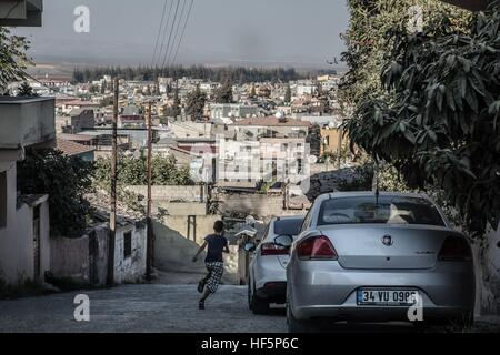 Turchia - Reyhanli - Smugglers' Town - 22/09/2015 - Turchia / Hatay / Reyhanli - un bambino corre giù per una strada. Reyhanli, una piccola cittadina sulla frontiera siriana, è noto per la casa di un certo numero di mafie che tutto il traffico che proviene dalla Siria. - Chris Huby / Le Pictorium Foto Stock