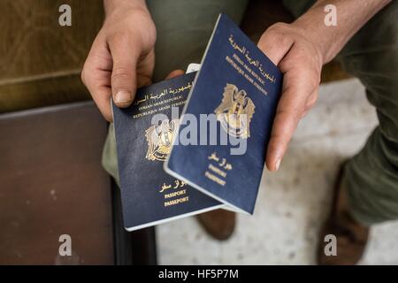 Turchia - Reyhanli - Smugglers' Town - 22/09/2015 - Turchia / Hatay / Reyhanli - un contrabbandiere mostra il suo passaporto falso. Ci sono riciclati o nuovi. Reyhanli, una piccola cittadina sulla frontiera siriana, è noto per la casa di un certo numero di mafie che tutto il traffico che proviene dalla Siria. - Chris Huby / Le Pictorium Foto Stock