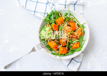 Insalata verde con patate dolci, guacamole e olive. Vegano sano il pranzo o la cena. Amore per un sano cibo crudo concetto. Foto Stock