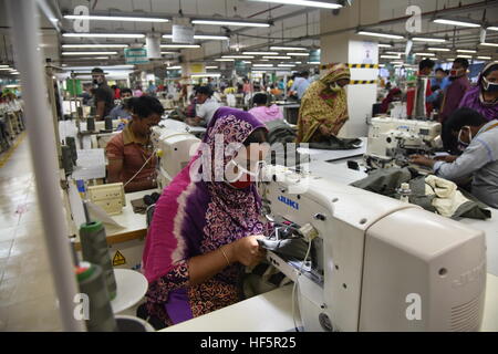 Bangladesh fatiche lavora in un ready made indumento (RMG) in fabbrica Ashulia vicino a Dacca in Bangladesh Foto Stock