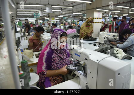 Bangladesh fatiche lavora in un ready made indumento (RMG) in fabbrica Ashulia vicino a Dacca in Bangladesh Foto Stock