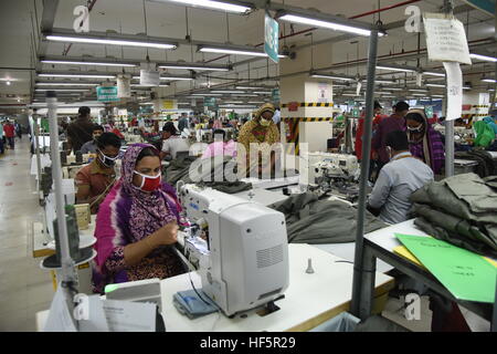 Bangladesh fatiche lavora in un ready made indumento (RMG) in fabbrica Ashulia vicino a Dacca in Bangladesh Foto Stock