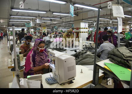 Bangladesh fatiche lavora in un ready made indumento (RMG) in fabbrica Ashulia vicino a Dacca in Bangladesh Foto Stock