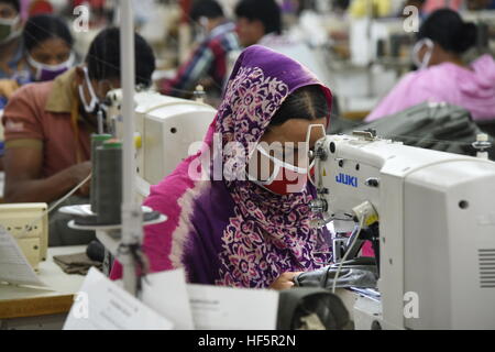 Bangladesh fatiche lavora in un ready made indumento (RMG) in fabbrica Ashulia vicino a Dacca in Bangladesh Foto Stock