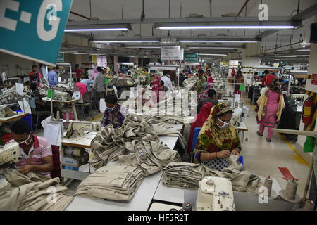 Bangladesh fatiche lavora in un ready made indumento (RMG) in fabbrica Ashulia vicino a Dacca in Bangladesh Foto Stock