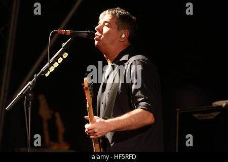 Jean Jacques Burnel di The Stranglers Weyfest Vita Rurale Centro Tilford Surrey chitarra stadio Foto Stock