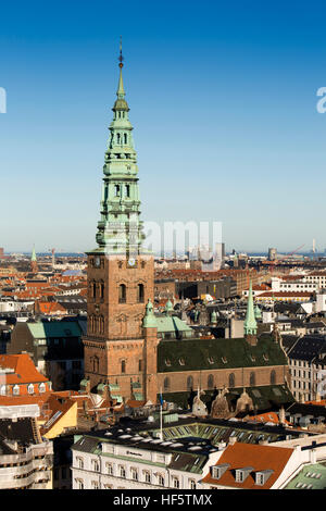 Danimarca, Copenhagen, la torre e la guglia della vecchia Saint Nicolas' chiesa ora St Nicolaj Kunsthal Centro Arte Contemporanea Foto Stock