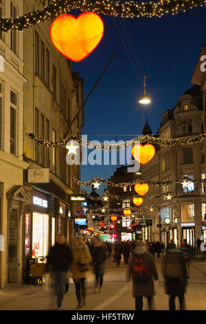 Danimarca, Copenaghen, Strøget, decorazioni di Natale in strada pedonale dello shopping di notte Foto Stock