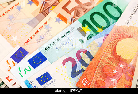 Sullo sfondo di diverse banconote in euro da vicino Foto Stock