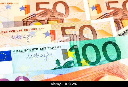 Sullo sfondo di diverse banconote in euro da vicino Foto Stock