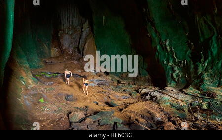 Esplorando sotterranei Ko Talabeng Grotta, Provincia di Krabi, Thailandia Foto Stock