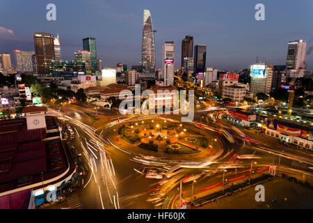 Crepuscolo crepuscolo skyline cityscape vista del Distretto 1 e Bitexco torre finanziaria nella città di Ho Chi Minh, Vietnam. Foto Stock