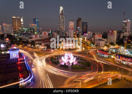 Crepuscolo crepuscolo skyline cityscape vista del Distretto 1 e Bitexco torre finanziaria nella città di Ho Chi Minh, Vietnam. Foto Stock