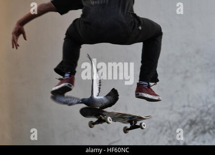 Ragazzo lo skateboard a Barcellona davanti al Museo di Arte Contemporanea della città. Foto Stock