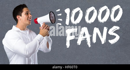 10000 tifosi piace diecimila social networking media giovane uomo megafono bullhorn Foto Stock