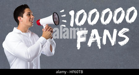 100000 tifosi piace centinaia di migliaia di social networking media giovane uomo megafono bullhorn Foto Stock