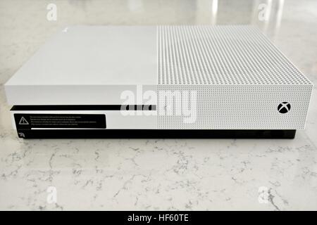 Un bianco Xbox uno S visualizzato su un marmo bianco sullo sfondo Foto Stock