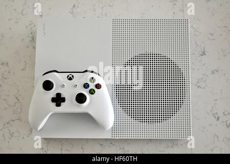 Un bianco Xbox uno S visualizzato su un marmo bianco sullo sfondo Foto Stock
