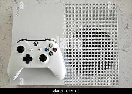 Un bianco Xbox uno S visualizzato su un marmo bianco sullo sfondo Foto Stock