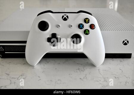 Un bianco Xbox uno S visualizzato su un marmo bianco sullo sfondo Foto Stock