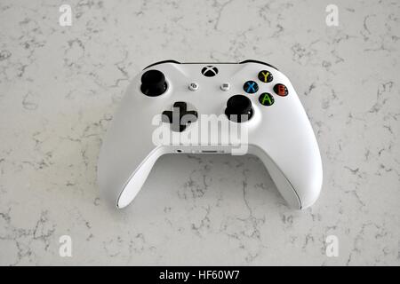 Un bianco Xbox uno S visualizzato su un marmo bianco sullo sfondo Foto Stock
