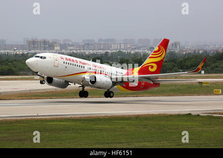 Chengdu, Cina - 15 Maggio 2016: Un Hainan Airlines Boeing 737-700 con la registrazione B-5288 decolla da Chengdu Airport (CTU) in Cina. Hainan ai Foto Stock