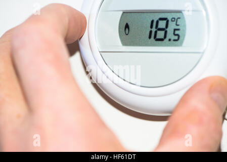 Girando a mano da interruttore riscaldamento centrale Foto Stock