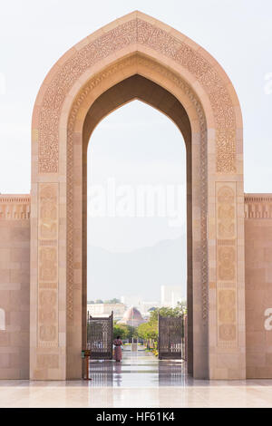 Vista dall'interno dell'entrata sud del Sultano Qaboos grande moschea di Muscat, la principale moschea del Sultanato di Oman. Foto Stock