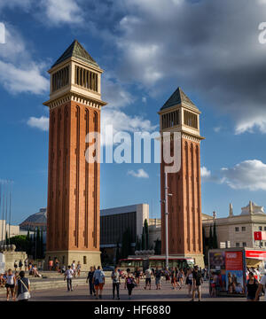 Barcellona, Spagna - 11 agosto 2016: due alte torri veneziane in Barcelona Espanya square Foto Stock