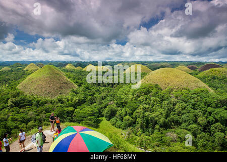 I turisti visualizza il Chocolate Hills di Bohol Island, Filippine. Foto Stock