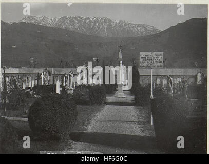 Una fotografia di un cimitero a Vittorio, Italia, che mostra le tombe belliche della prima guerra mondiale, parte delle collezioni Europeana, che documentano l'impatto della guerra sulle comunità locali. Foto Stock