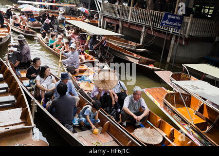 Intenso traffico in barca nei canali dei mercati galleggianti a Bangkok, in Thailandia Foto Stock