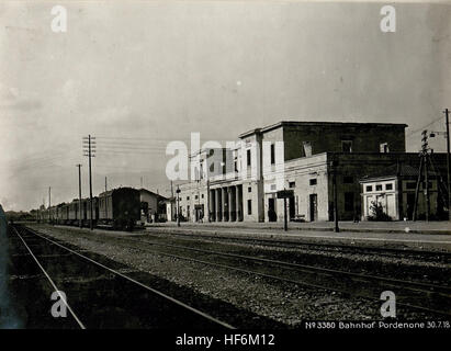 La stazione ferroviaria di Pordenone in Italia, catturata il 30 luglio 1918 durante la prima guerra mondiale, come punto di trasporto chiave per le operazioni militari. Foto Stock
