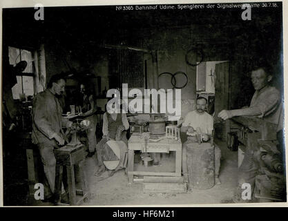 Una fotografia del laboratorio di segnalazione alla stazione di Udine, in Italia, il 30 luglio 1918, durante la prima guerra mondiale, che mostra le infrastrutture militari. Foto Stock