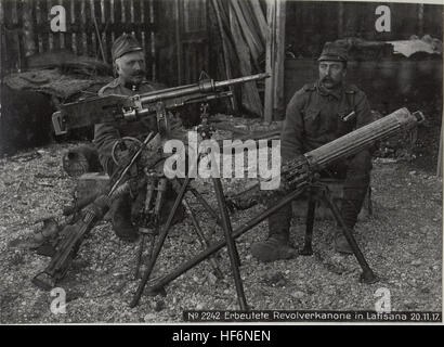 Catturato cannone revolver a Latisana, in Italia, il 20 novembre 1917, durante la prima guerra mondiale Foto Stock
