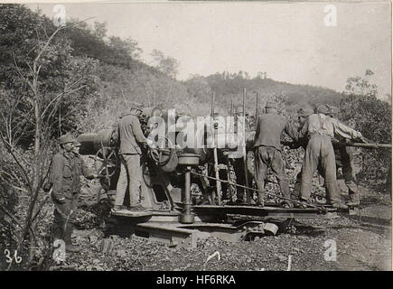 Una fotografia di un mortaio da 30,5 cm di stanza a Wippachtal il 28 agosto 1917, durante la prima guerra mondiale. L'immagine evidenzia l'artiglieria pesante utilizzata in combattimento sui fronti di battaglia europei del fronte italiano durante la guerra. Foto Stock