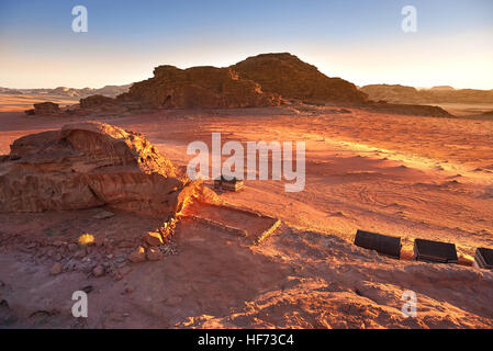 Vista panoramica di Wadi Rum contro il cielo chiaro durante il Sunrise, deserto Arabico, Giordania Foto Stock