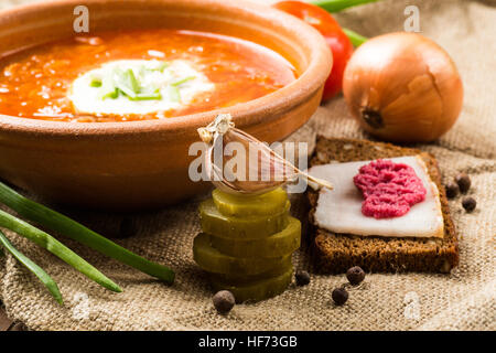 Borsch ucraino con panna acida e aglio panini sul tavolo. Foto Stock