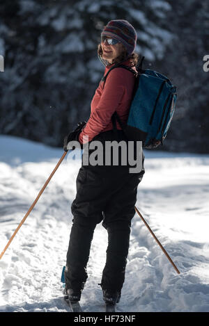 La donna lo sci di fondo in Oregon Wallowa della montagna. Foto Stock