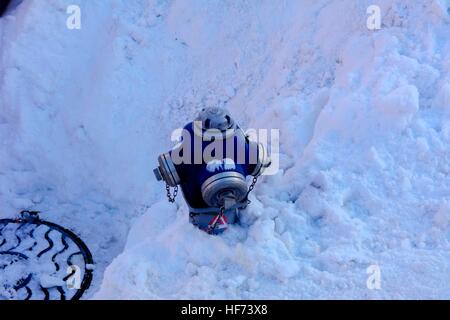 Idrante di fuoco sotto la neve sulla strada in inverno Foto Stock