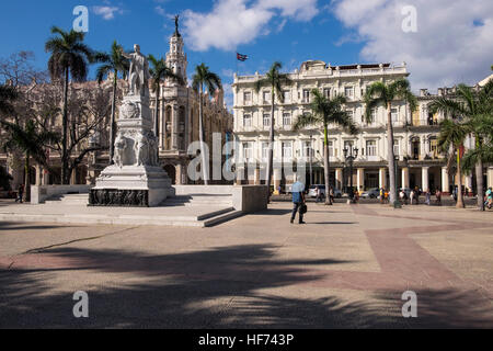 Statua di Jose Marti nel Parque Central, al central park di fronte all'hotel Inglaterra e Gran Teatro, La Havana, Cuba. Foto Stock