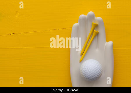 Dettaglio della mano artificiale con attrezzature da golf - Appartamento - Fotografia dei laici Foto Stock