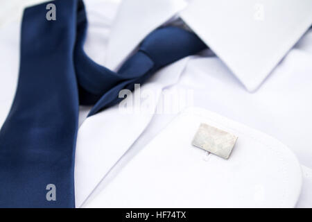 L'uomo la camicia bianca con cravatta blu e gemelli Foto Stock