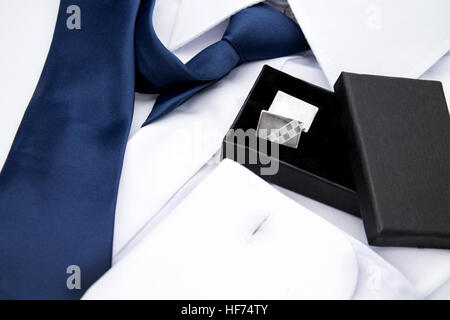 L'uomo la camicia bianca con cravatta blu e gemelli Foto Stock